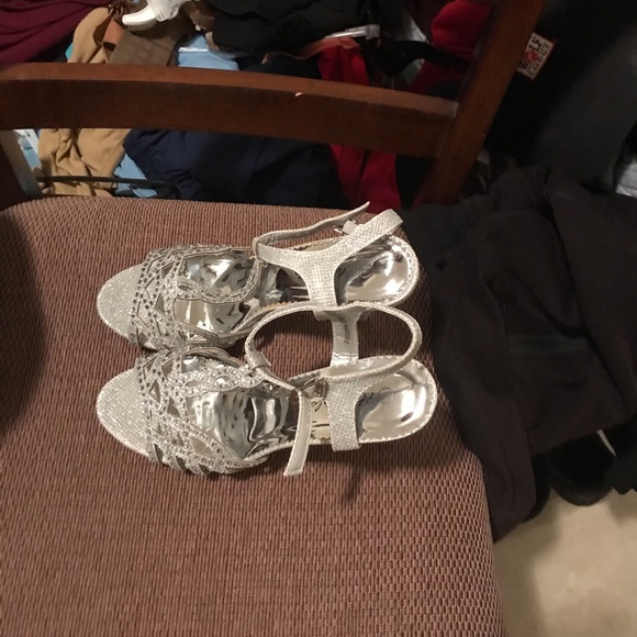 silver heels - Picture 2 of 3